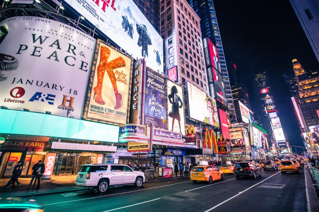 Publicités à Broadway la nuit