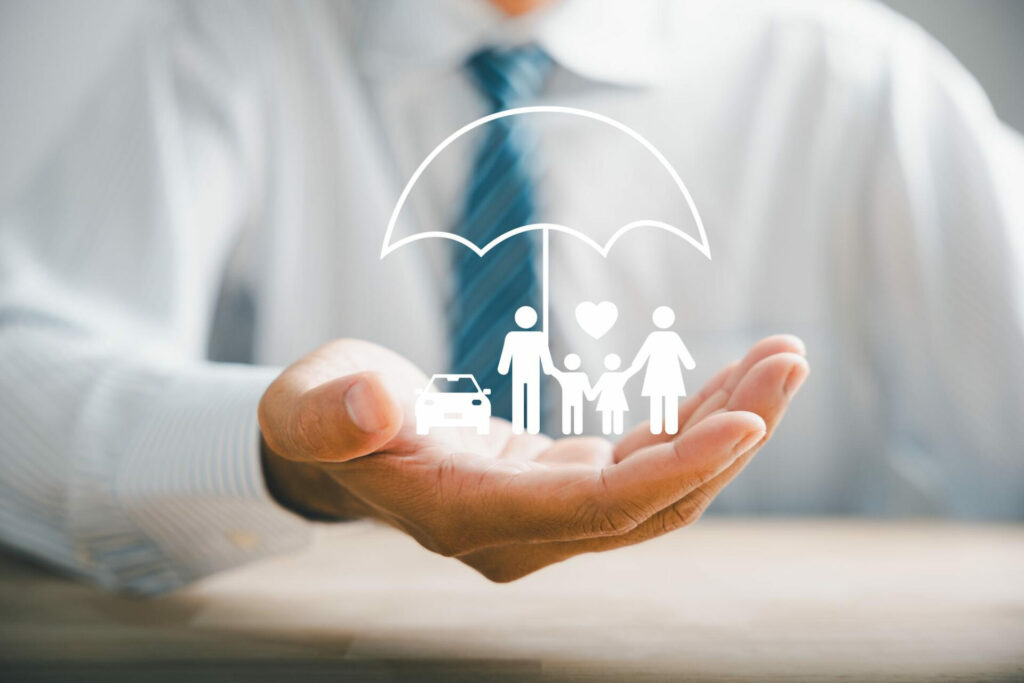 Un professionnel tendant la main avec des icônes symbolisant la protection et l’accompagnement, illustrant un service client centré sur l’humain